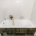4 Bedroom Pet Friendly In *